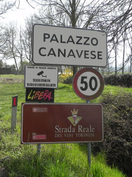 Cartelli stradali arrivando a Palazzo Canavese (53990 bytes)